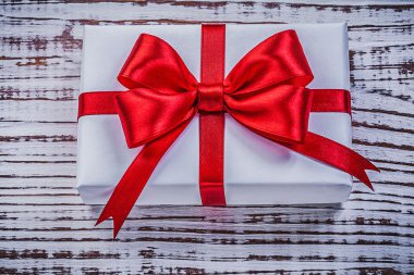 Kırmızı fiyonklu hediye kutusu