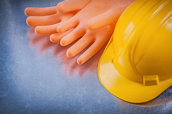 Luvas de borracha, capacete de construção — Fotografia de Stock