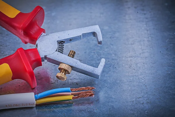 Pelacables aislados, alambres eléctricos — Foto de Stock