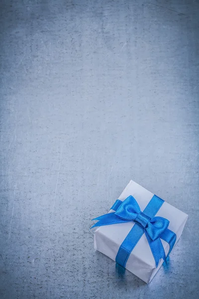 Dárková krabička s modrým lukem — Stock fotografie