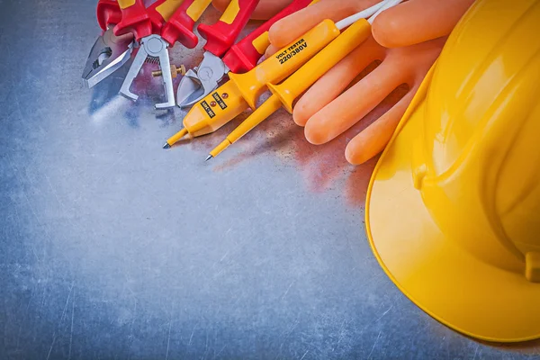 Guantes electricistas, casco de construcción —  Fotos de Stock