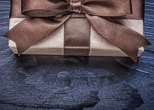 Geschenkbox mit braunem Satinband — Stockfoto