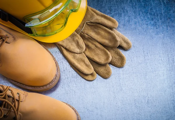 Laarzen, lederen handschoenen hard hat — Stockfoto