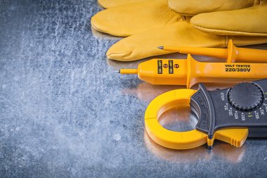 Dijital kelepçe metre, tester ve eldiven