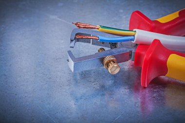 Yalıtılmış striptizci ve elektrik telleri