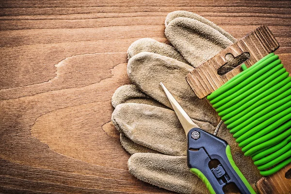 Bahçe tel, makası ve koruyucu eldivenler