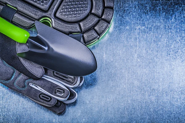 Eldiven, diz koruyucular ve el küreği