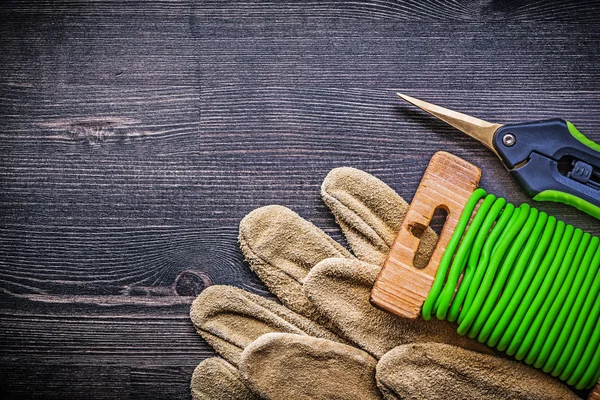 Cortadoras de jardín, alambre de lazo y guantes — Foto de Stock