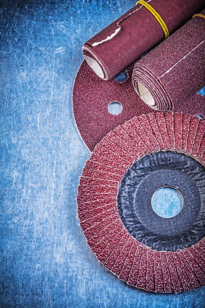 Abrasive wheel, grinding disc and sandpapers
