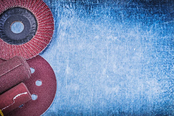 Roue abrasive, disque de ponçage et papiers de verre — Photo