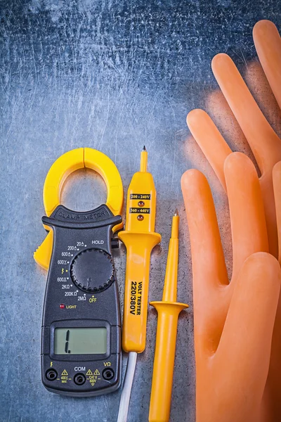 Cyfrowy miernik, tester elektryczny i rękawice — Zdjęcie stockowe