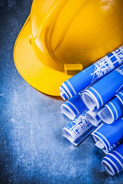 Planos azules y casco de construcción —  Fotos de Stock