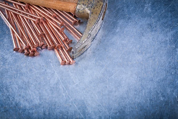 Pregos de construção de cobre e martelo de garra — Fotografia de Stock