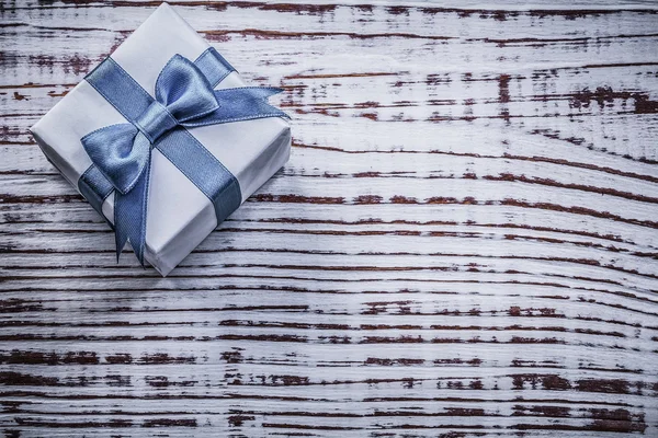 Caja de regalo en tablero de madera vintage — Foto de Stock