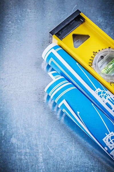 Planos azules y nivel de construcción —  Fotos de Stock