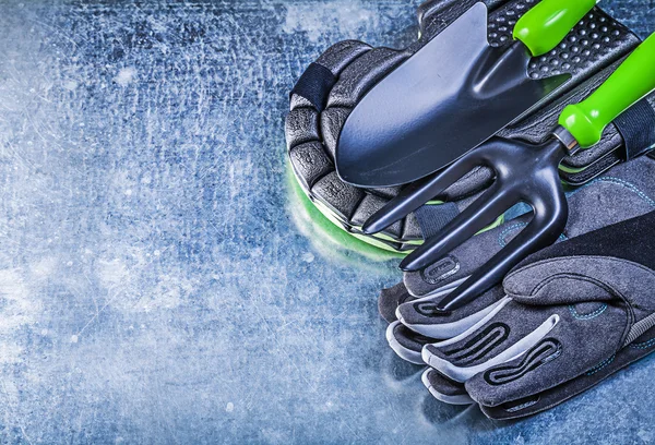 Eldiven, diz koruyucular, kürek ve çatal