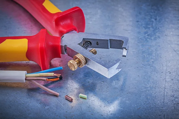 Pelacables aislados y cables eléctricos — Foto de Stock