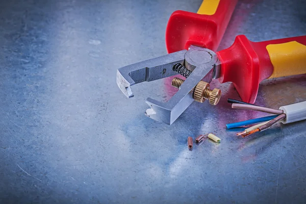 Isolierte Abisolierer und elektrische Leitungen — Stockfoto