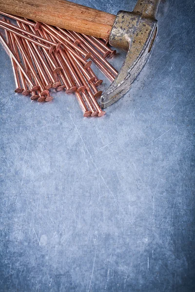 Pregos de construção de cobre e martelo de garra — Fotografia de Stock