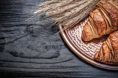 Buğday ve çavdar kulakları ve kruvasan