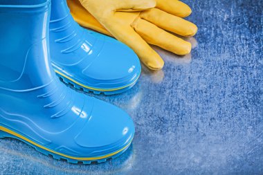 Lastik çizmeler ve deri eldiven