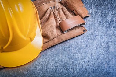 Deri alet kemeri ve zor şapka