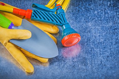 Bahçe hortumu, su püskürtücü ve eldiven