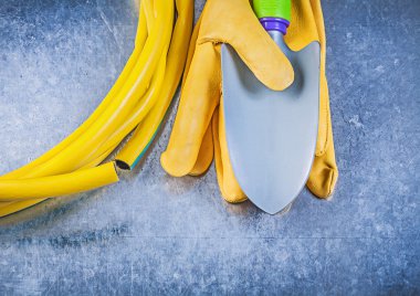 Hortum, koruyucu eldiven ve el küreği