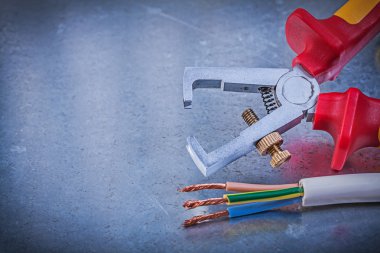 Yalıtılmış striptizci ve elektrik telleri