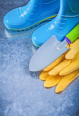 Sakız çizme, koruyucu eldiven ve kürek