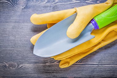 Koruyucu eldiven ve el küreği