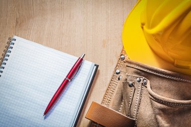 Alet kemeri, kask ve not defteri