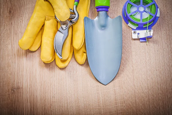 Ochranné rukavice, rýč a zahradnické nůžky — Stock fotografie