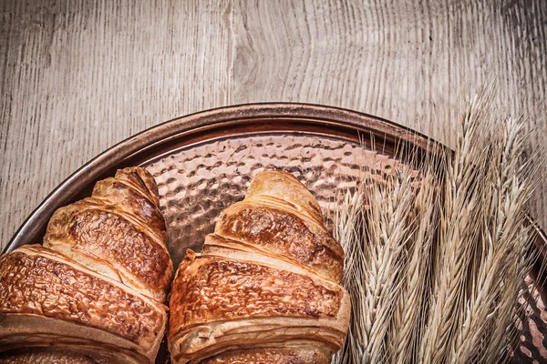 Pšenice a žita uši a croissanty — Stock fotografie