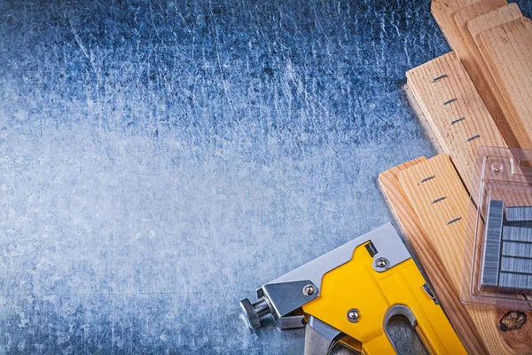 Construction stapler, metal staples and planks — Stock Photo, Image