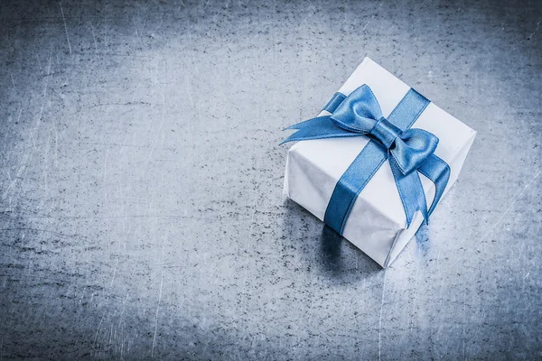 Geschenkbox mit gebundener Schleife — Stockfoto