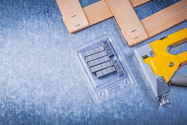 Bouw nietmachine, metalen krammen en planken — Stockfoto