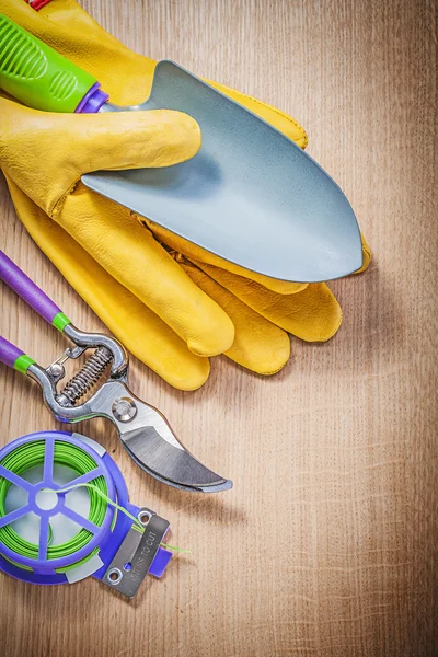 Защитные перчатки, лопаты и обрезки — стоковое фото