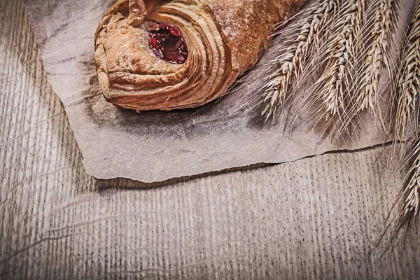 Orejas de trigo y centeno y panecillos al horno —  Fotos de Stock