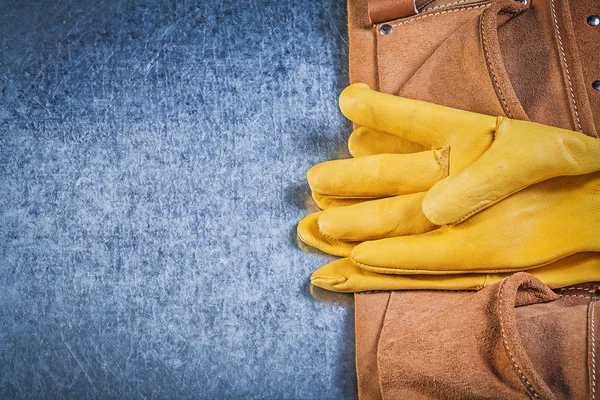 Par de guantes de protección y cinturón de herramientas — Foto de Stock