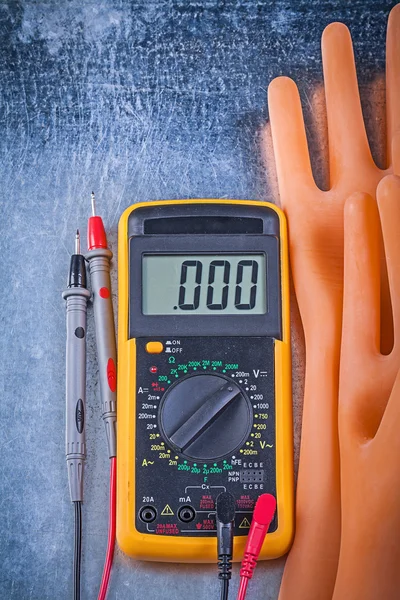 Cyfrowy multimetr i dielektrycznych gumowe rękawice — Zdjęcie stockowe