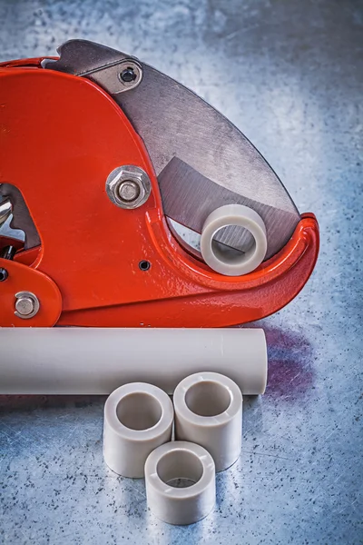 Cortador de tubería afilado y tubo de agua —  Fotos de Stock