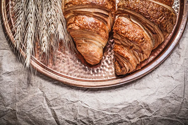 Ähren und Croissants aus Weizen und Roggen — Stockfoto