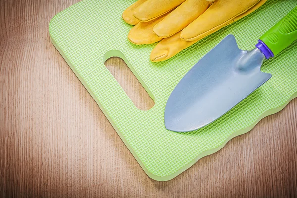 Schutzhandschuhe, Handspaten und Unterlage — Stockfoto