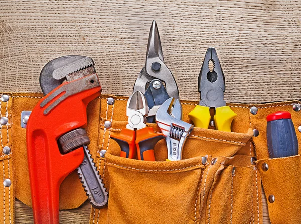 Cinto de ferramentas de couro com equipamento de construção — Fotografia de Stock