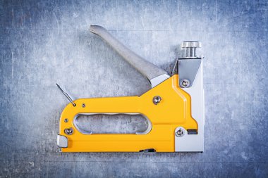 Çizik metal inşaat bölümünden zımbalanır