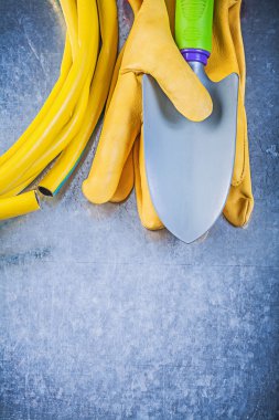 Hortum, Emanet eldiven ve el küreği