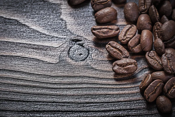Kávová zrna na vinobraní dřevěné desce — Stock fotografie
