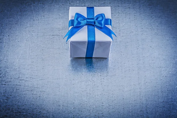 Коробка с синим бантом — стоковое фото