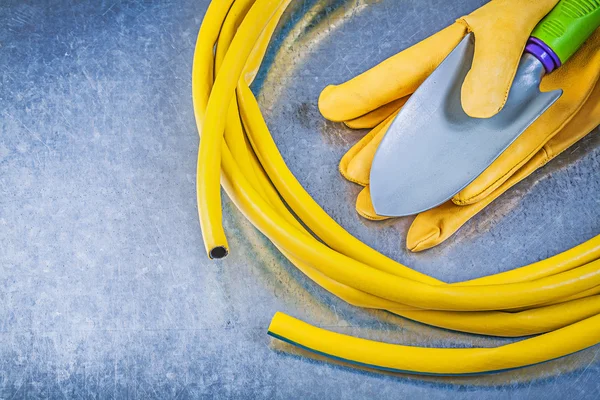 Tuyau d'arrosage, gants de sécurité et bêche — Photo